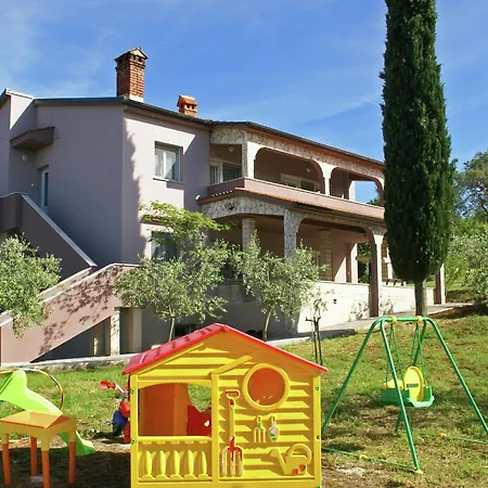 Spacious In With Garden Apartment Rakalj