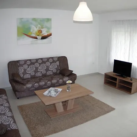 Apartment Spacious In With Garden