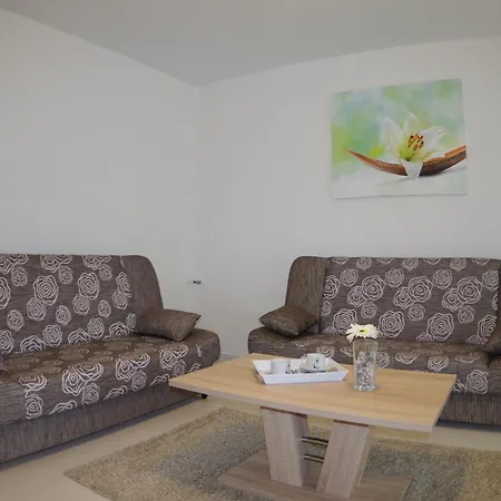 Spacious In With Garden Apartment Rakalj
