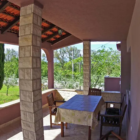 Spacious In With Garden Apartment