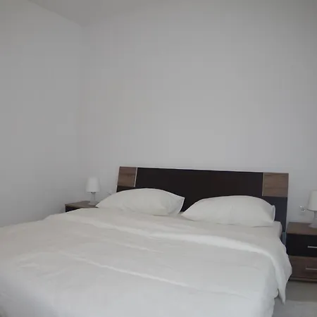Apartment Spacious In With Garden Rakalj