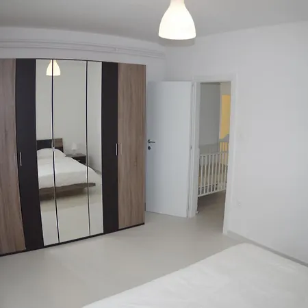 Spacious In With Garden *