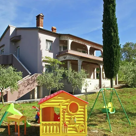 Apartment Spacious In With Garden