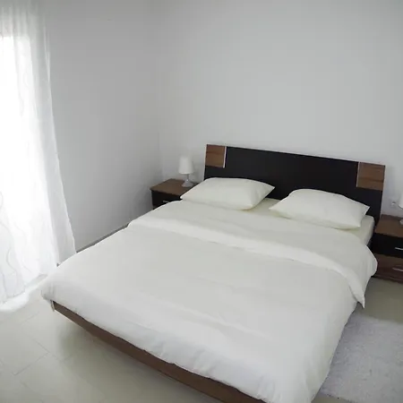 Spacious In With Garden Apartment Rakalj