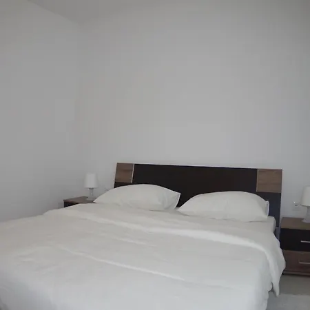 Spacious In With Garden
