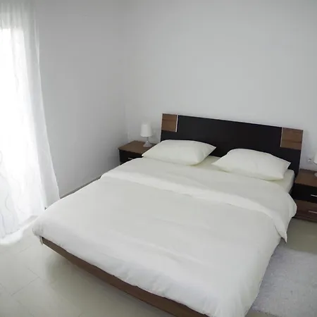 Spacious In With Garden 아파트