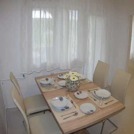 Spacious In With Garden *