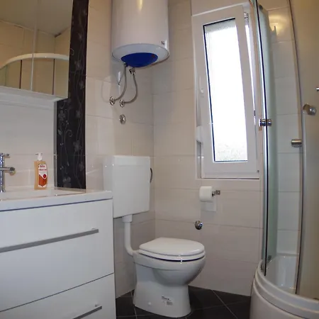 아파트 Spacious In With Garden Rakalj